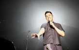 Lantunan Cerita Hidup Tulus di Konser 'Monokrom'