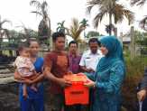 Wakili Pemkab Inhil, Ketua TP PKK Tinjau dan Serahkan Bantuan Buat Korban Kebakaran di Tempuling