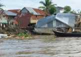 Sepuluh Rumah Warga Amblas ke Sungai Indragiri