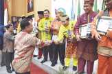 Bupati Sukiman Terima Penghargaan Swasti Saba Padapa 2019