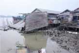 Empat Rumah di Kuala Enok Ambruk ke Sungai