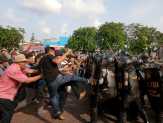 Polres Bengkalis Peragakan Atasi Bentrokan Massa Pemilu