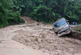 Longsor di Jalan Sumbar-Riau Satu Mobil Terseret