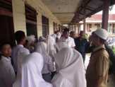 Berkunjung ke Kubu, Pelajar SMA Berebut Salami Bupati Rohil
