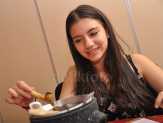 Cassandra Lee Koleksi Batik Hingga ke Casing Ponsel