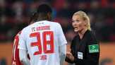 Karena Wasit Wanita, TV Iran Batal Siarkan Laga Bundesliga