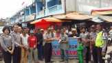 Program Jumat Barokah, Polres Kampar Bagikan Nasi Bungkus di Pasar Kuok