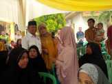 Cabup Harris Jadi Rebutan Para Pendukungnya untuk Foto Selfie