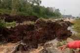 Jalan Nasional Siak-Buton Amblas Truk Tronton Hilang Tersedot Tanah