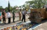 Hari Pertama Ramadhan, Polres Inhu Musnahkan Ratusan Botol Miras dan Sabu