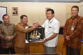 Bupati Bengkalis menandatangani MoU dengan Rektor Prof Dr H Aras Mulyadi, di Gedung Rektorat UR
