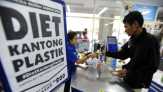 Indomaret dan Alfamidi Masih Gratiskan Kantong Plastik