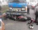 Jalanan Padat karena Demo, Truk Tangki Tabrak Pemotor