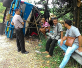 Teronton Muatan Kayu Terbalik di Kuansing, Kernetnya Alami Luka Serius