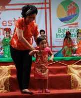 Bergaya Bak Model, Balita Tionghoa Ramaikan Cap Go Meh di Pasuruan