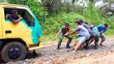 TNI dan Warga Perbaiki Bersama Jalan Rusak