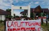 Belasan Pemuda Datangi Kejari Kuansing Bawa Spanduk 'Usut Tuntas Kebun Pemda, Tangkap Zulkifli'
