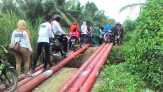 Enam Batang Tiang Listrik Terpaksa Dijadikan Warga Untuk Jembatan