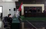 Bahar Smith Cium Bendera Merah Putih Usai Divonis 3 Tahun Bui