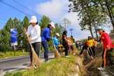 Masyarakat Bersama-Sama Gorong Buat Badan Jalan