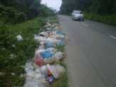 Warga Rohul Keluhkan Sampah Busuk di Jalan Simpang D Rambah Hilir