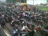 Usai Segel Kantor PT Arara Abadi, Massa KAMMI Blokir Jalan Teuku Umar, Bakar Produk-produk Sinar Mas