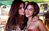 Foto Bareng Cut Tari, Adinda Thomas Pamer Belahan Dada
