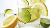 Ada Jutaan Bakteri di Satu Iris Lemon dalam Minuman