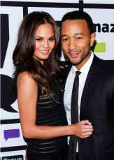 Chrissy Teigen Akui Stres Tiap Ditanya Kapan Hamil