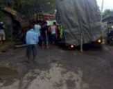 Truk Barang Terpuruk, Jalan Provinsi di Inhil Macet Panjang