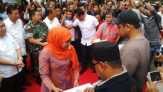 Terima Bantuan dari Mensos, Orang Tua Korban Asap Teteskan Air Mata