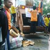 Tuntut Gaji, Buruh PT MIG Serak Sampah di Depan Kantor Walikota Pekanbaru