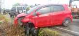 Diduga Supirnya Ngantuk, Toyota Yaris Merah Masuk Parit, Ban Depan Sebelah Kiri Hampir Lepas