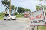 Jalan Rusak Terabaikan