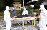 Tergeletak di Taman Bukit Gelanggang, Tunawisma Dibawa Tim Medis dengan APD