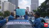 Poster Pendemo: Ini Hanya Akal-akalan Pemerintah, Tidak Mampu Ciptakan Lapangan Kerja