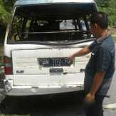 Minibus Pembawa Mahasiswa Stikes Hangus Terbakar di Kampar