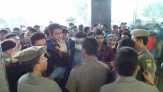 Ribuan Mahasiswa Berhasil Masuki Gedung Lantai 9 Kantor Gubri, Lagu 'Bongkar' Iwan Fals Berkumandang