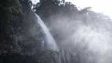 Menikmati Debur Air Terjun Segenter di Lombok