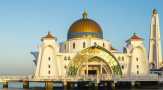 Ini Masjid Terapung di Selat Terpanjang Dunia