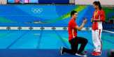 Atlet Putri Ini Dilamar di Muka Umum Usai Pengalungan Medali Olimpiade