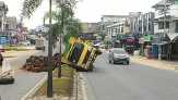 Pecah Ban, Truk TBS di Duri Ambruk di Median Jalan