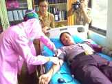 Kapolres Meranti Sumbangkan Darah untuk Nenek Sayang