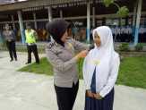 Polisi Cantik Ini Ajak Siswa SMPN 2 Kampar Jauhi Narkoba