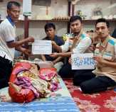 Anak Penderita Tumor Menerima Zakat PLN