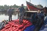 Lanal dan Polair Dumai Tangkap 22 Ton Bawang Merah Ilegal