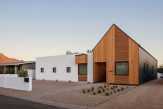 Rumah Ini Didesain Serba Runcing, Namun Hangat dan Fungsional