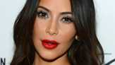 Dikelilingi Ratusan Tentara, Kim Kardashian Tak Pakai Celana?