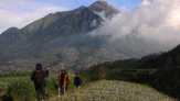 Gunung Merapi Luncurkan Guguran Lava Pijar 1.200 Meter