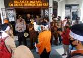 Mahasiswa Demo ke Kejari Inhu Minta Usut Dugaan Korupsi Alkes dan Bankeu